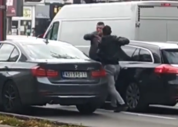 (VIDEO) HAOS u Novom Sadu: Stali na semafor, pa izletjeli iz automobila da se potuku – sjevale pesnice