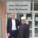 Intoniranje “Bože pravde” pod budim okom Zukorlićevog direktora OŠ “Avdo Međedović”