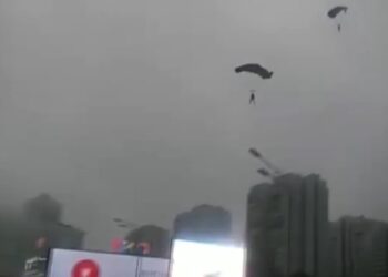 (VIDEO) DVOJICU PADOBRANACA ZAHVATILA OLUJA TOKOM LETA: POGLEDAJTE KRITIČNE MOMENTE