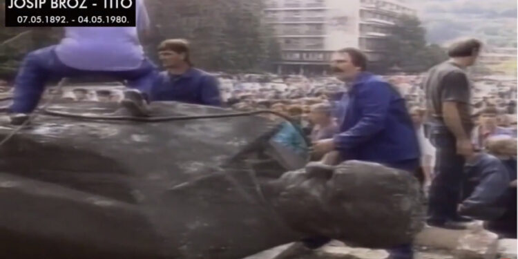 (VIDEO) Evo kako je Titov spomenik uklonjen iz Užica u septembru 1991. godine, gađali ga jajima i flašama