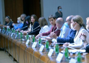 Đerlek: Krizni štab će uvesti Kovid propusnice i smanjiti broj na okupljanjima