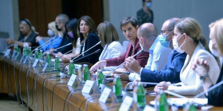 Đerlek: Krizni štab će uvesti Kovid propusnice i smanjiti broj na okupljanjima
