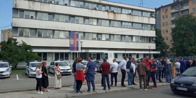 Adela Melajac privedena na saslušanje, građani se okupljaju ispred Policijske uprave u Novom Pazaru