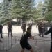 (VIDEO) Pogledajte kako Crnogorci uklanjaju ogradu ispred policije na Cetinju