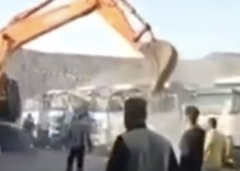 (VIDEO): Nije dobio platu, pa bagerom uništio 5 kamiona firme za koju radi