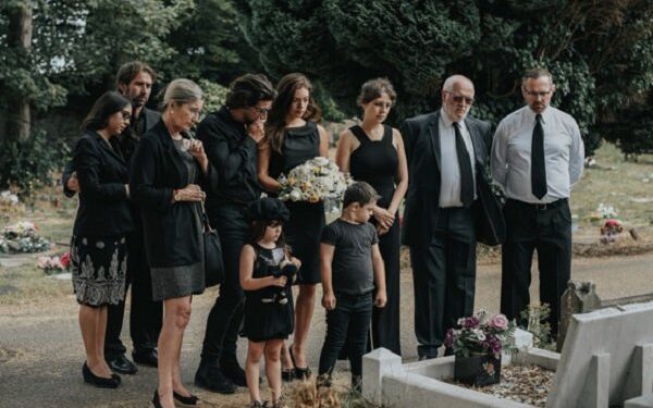 Na očevoj sahrani vidio majku da drži strica za ruku: Uveče je otkrio nevjerovatnu tajnu staru 32 godine