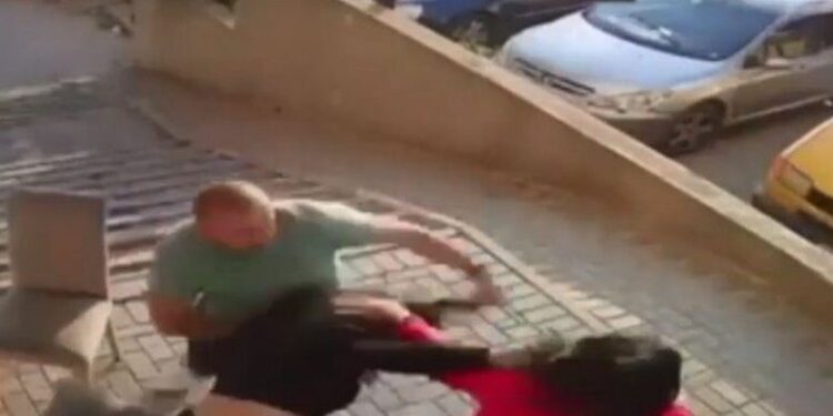 (VIDEO) Užasno: Muškarac prebio tri djevojke u Prištini!