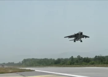 Pored helikoptera prelaz Jarinje počeli da nadlijeću i borbeni avioni Vojske Srbije