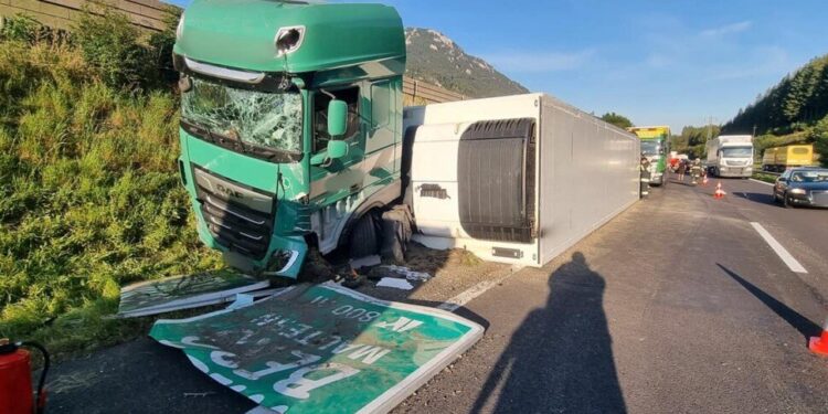 Austrija: Bosanca ‘omela’ osa pa izgubio kontrolu nad kamionom