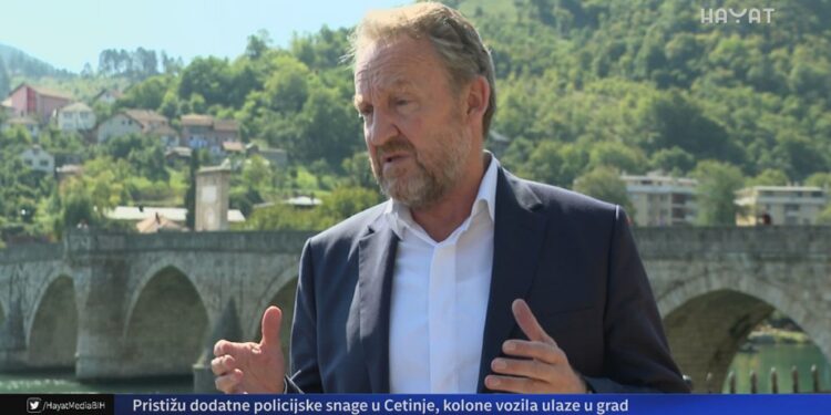 IZETBEGOVIĆ: NIJE DOBRO KADA SE VJERSKE ZAJEDNICE MIJEŠAJU U POLITIKU