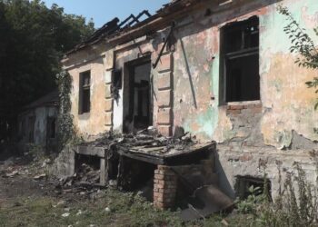KOMUNALCI DOŠLI DA ČISTE NAPUŠTENU KUĆU, PA PRONAŠLI TIJELO U RASPADANJU