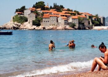 Tragedija u Crnoj Gori: Turistkinja htela da se fotografiše na Svetom Stefanu, ali se okliznula i PALA U SMRT