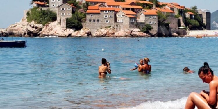 Tragedija u Crnoj Gori: Turistkinja htela da se fotografiše na Svetom Stefanu, ali se okliznula i PALA U SMRT
