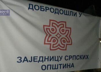 POBUNA NA KOSOVU: Nakon Vučićevog obraćanja naciji, Srbi podigli trasparente (FOTO)