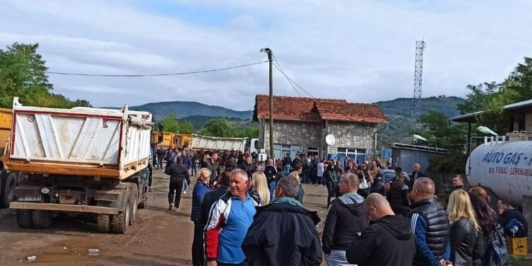 Na barikade na sjeveru Kosova “po dužnosti” odlaze uposleni u institucijama Srbije