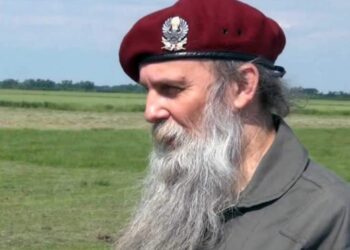POPOVI OPET LETE! Vladika Jovan se spustio padobranom u manastir Đurđevi stupovi