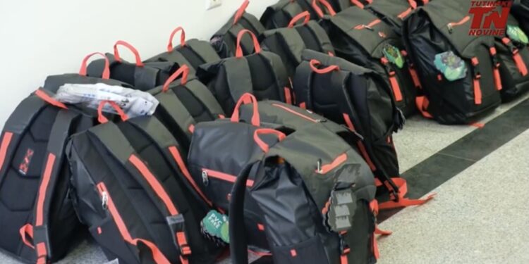 (VIDEO) Pedeset kompleta ranaca za djecu osnovce od “HELP-a”