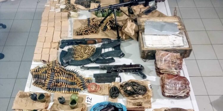 Prilikom pretresa napao policiju: Kod Podgoričanina pronađeno oružje, mine, bombe…