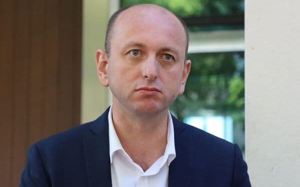 Knežević: Ako u Vladu ulaze eksperti, brat Dritan da se vrati izdavanju suncobrana i ležaljki na Velikoj plaži