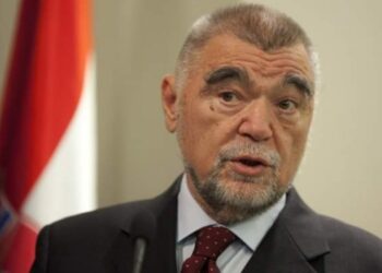Mesić ponovo kritikovao Srbiju: “Čist istorijski falsifikat”