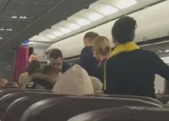 (VIDEO) Muškarac pokušao otvoriti vrata aviona na letu za Tuzlu jer nije želio putovati za Beograd