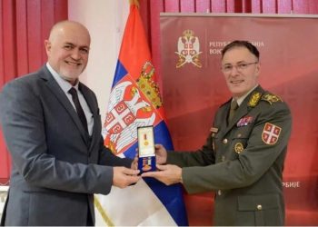 Beograd: Uručena spomenica zločincu iz Srebrenice!