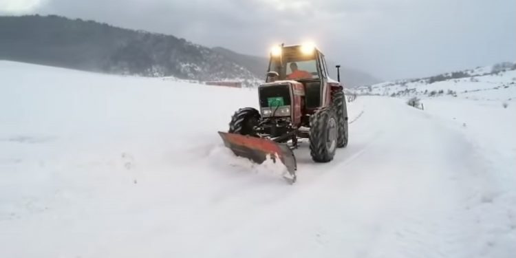 (VIDEO) U SELU ĐEREKARE UPRKOS VELIKIM PADAVINAMA PUTEVI SE REDOVNO ČISTE