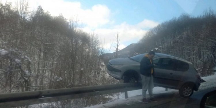 Nesvakidašnji udes kod Bistrice: Crnogorac vozilo “parkirao” na kolobran
