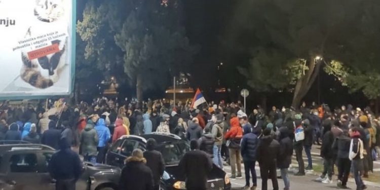 (VIDEO) Učesnici protesta ispred RTCG, Abazović: Nećemo s DPS-om