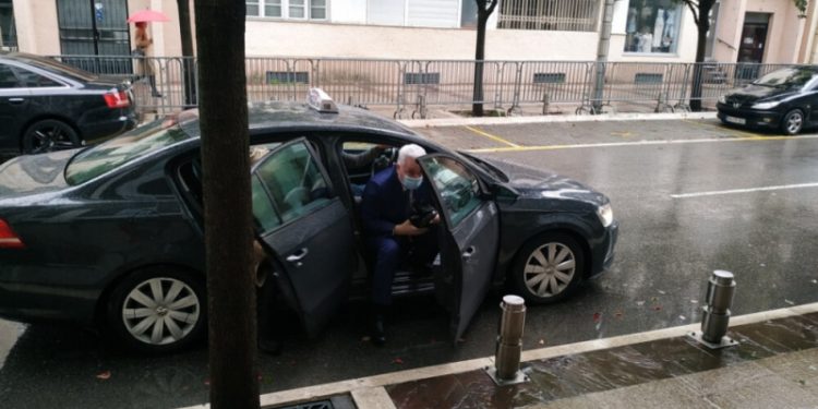 Odlazi Krivokapićeva Vlada, i to taksijem