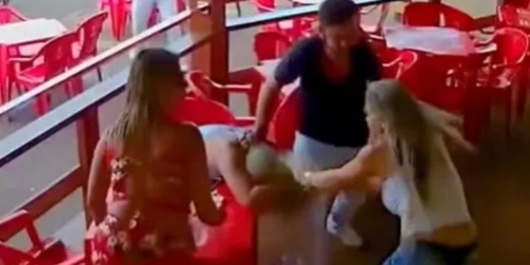 (VIDEO) PREVARENA ŽENA MUŽA JEDNIM UDARCEM RESETOVALA, A ZA LJUBAVNICU JE IMALA DODATNU DELICIJU
