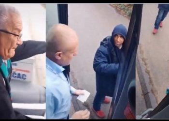 (VIDEO) Vozač pokušava udariti migranta i sam pada. Pri tome u pomoć mu prilaze migranti