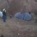 (UŽIVO) GOLIM RUKAMA KOPALI POSLJEDNJE METRE: Spasioci izvukli dječaka iz bunara, ali drama još nije gotova (VIDEO)