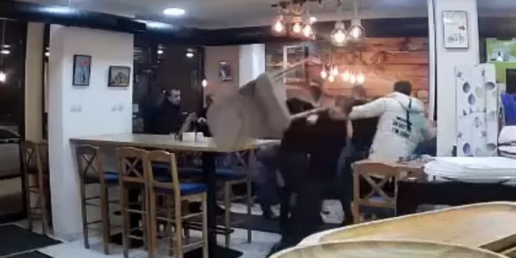 (VIDEO) Masovna tuča u Novom Pazaru, pesničili se i padali, letjele stolice, a onda se izgrlili: “Bilo je šta je bilo”