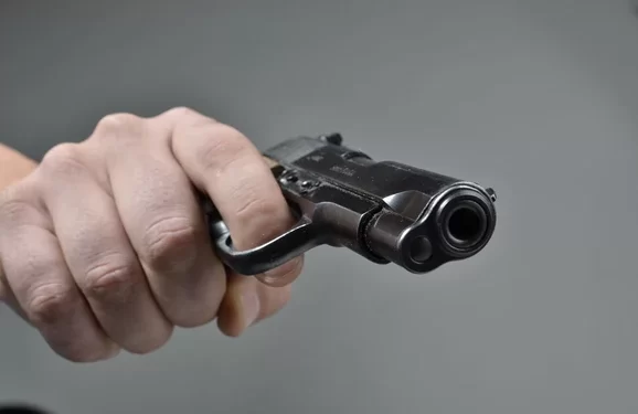 FILMSKA SITUCAIJA! Novopazarci ukrali pištolj iz Policijske stanice i prodali ga