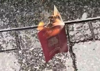 NA PROTESTIMA U BEOGRADU ZAPALJEN RUSKI PASOŠ: PUTINE, HITLERU