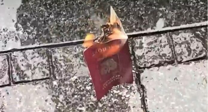 NA PROTESTIMA U BEOGRADU ZAPALJEN RUSKI PASOŠ: PUTINE, HITLERU