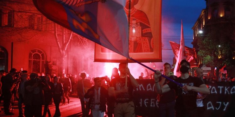 Beograd: Protest desničara protiv glasanja Srbije za suspenziju Rusije iz Saveta za ljudska prava UN-a