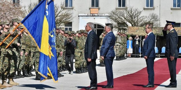 U kasarni Rajlovac svečanim postrojavanjem obilježen dan osnivanja Armije RBiH