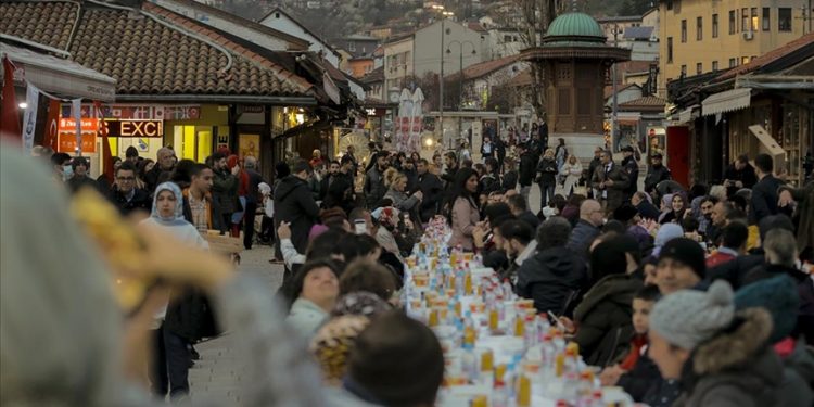 Jačanje bratskih odnosa BiH i Turske: U Sarajevu organiziran iftar na otvorenom