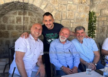 (VIDEO) Dino Merlin, hafiz Sulejman Bugari i humanista Hajriz Brčvak zajedno u Staroj čaršiji: Dobri ljudi u Starom Baru