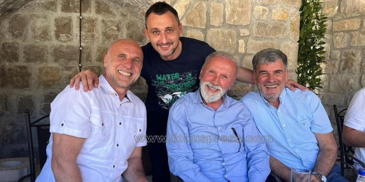 (VIDEO) Dino Merlin, hafiz Sulejman Bugari i humanista Hajriz Brčvak zajedno u Staroj čaršiji: Dobri ljudi u Starom Baru