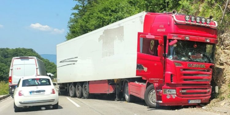 LANČANI SUDAR KOD NOVE VAROŠI, TERETNJAK SE ZAKUCAO U STIJENU 