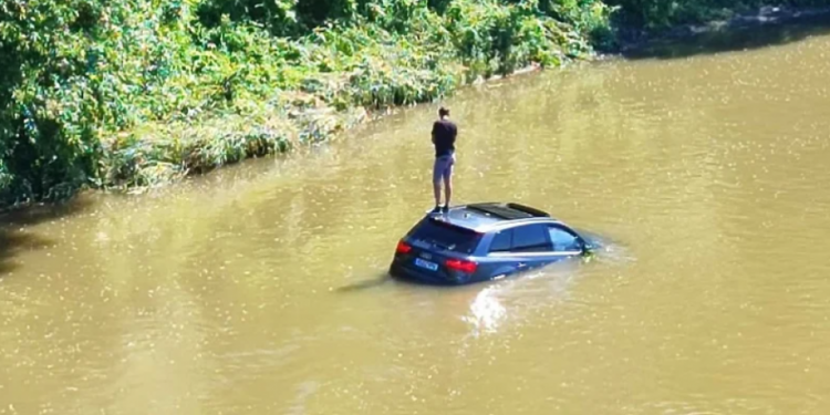 Audi završio u rijeci Bosni u Doboju, vozač čekao pomoć na krovu!