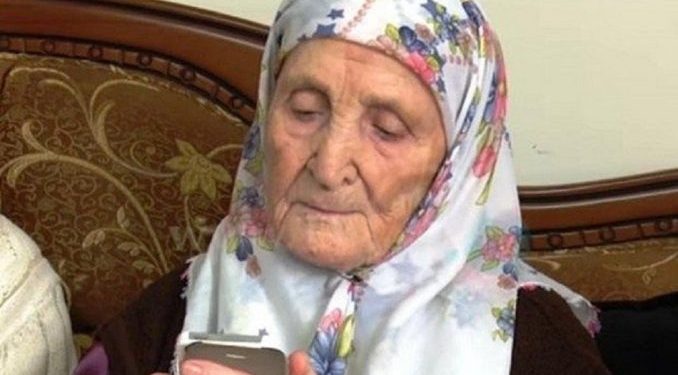 ALIJA IMA 105 GODINA, PREŽIVJELA JE 4 RATA, IMA 60 POTOMAKA I KORISTI AJFON BEZ NAOČARA: POSLALA JE I OVU PORUKU SVIMA!