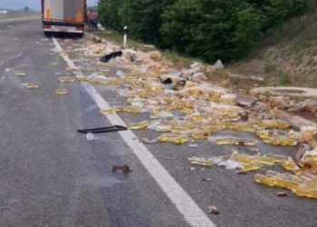 U sudaru šlepera i kamiona kod razlilo se jestivo ulje 