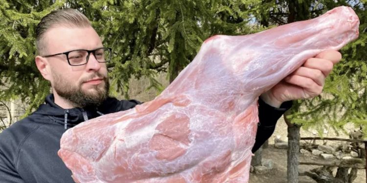(VIDEO) Mirza Nišić: Teleća plečka od 5 kg ispod sača pečena za 3 sata