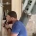 Foto / Šokantno: Ukrajinac se brije pored neeksplodirane ruske rakete koja mu se zabila u kuću