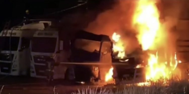 /VIDEO/ Sinoć u Novom Pazaru izgorjela dva kamiona