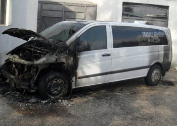 U PODGORICI ZAPALJEN KOMBI SA BH. TABLICAMA